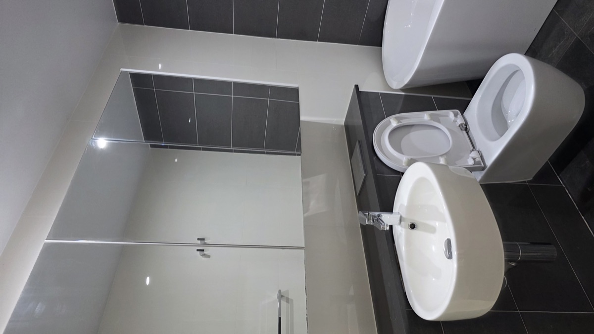 Bathroom vanity, mirror, bathtub and toilet cleaned for end of lease inspection